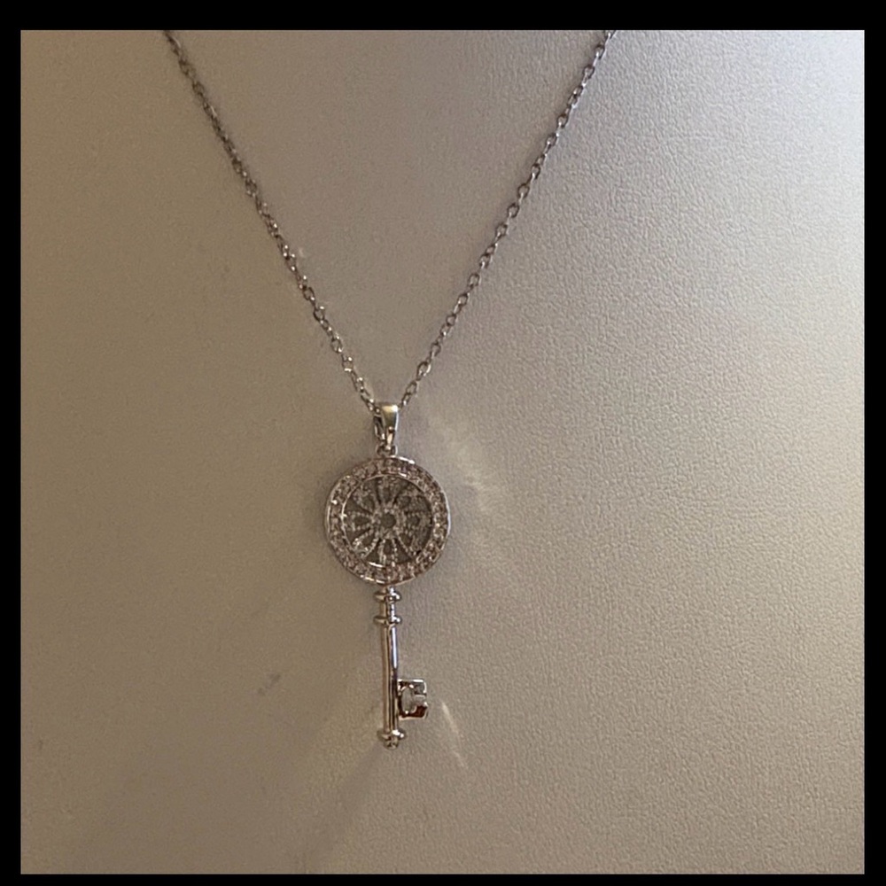Elegant Silver Key Pendant Necklace - Picture 2 of 2